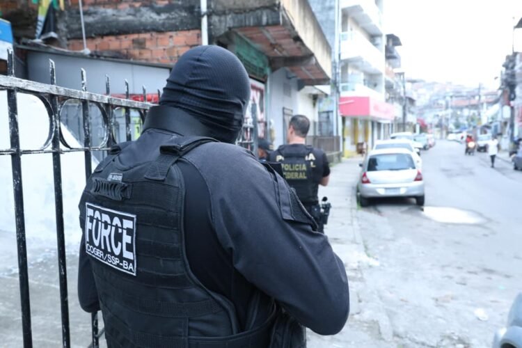 policial armado durante operação em Salvador