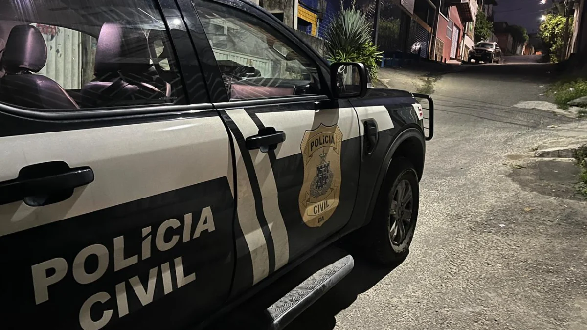 carro da polícia civil parado em uma rua durante operação