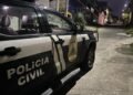 carro da polícia civil parado em uma rua durante operação