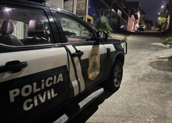 carro da polícia civil parado em uma rua durante operação