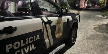 carro da polícia civil parado em uma rua durante operação