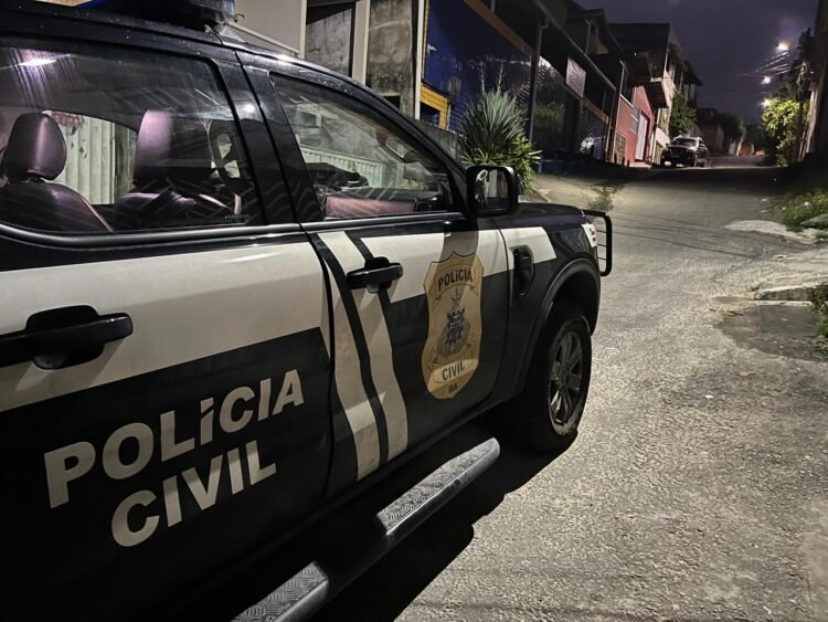 carro da polícia civil parado em uma rua durante operação