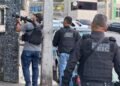 Policiais Civis durante operação em Salvador