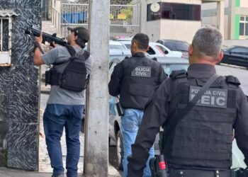 Policiais Civis durante operação em Salvador