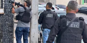 Policiais Civis durante operação em Salvador