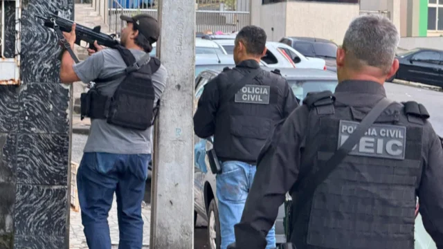 Policiais Civis durante operação em Salvador