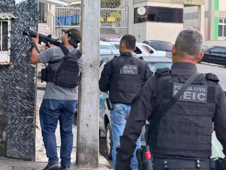 Policiais Civis durante operação em Salvador