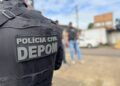foto das costas de um policial civil com a escrita no colete: "Polícia Civil DEPOM"
