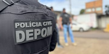 foto das costas de um policial civil com a escrita no colete: "Polícia Civil DEPOM"
