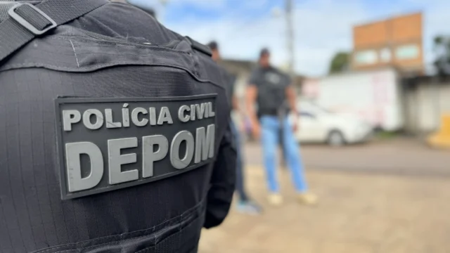 foto das costas de um policial civil com a escrita no colete: "Polícia Civil DEPOM"
