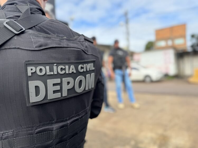 foto das costas de um policial civil com a escrita no colete: "Polícia Civil DEPOM"