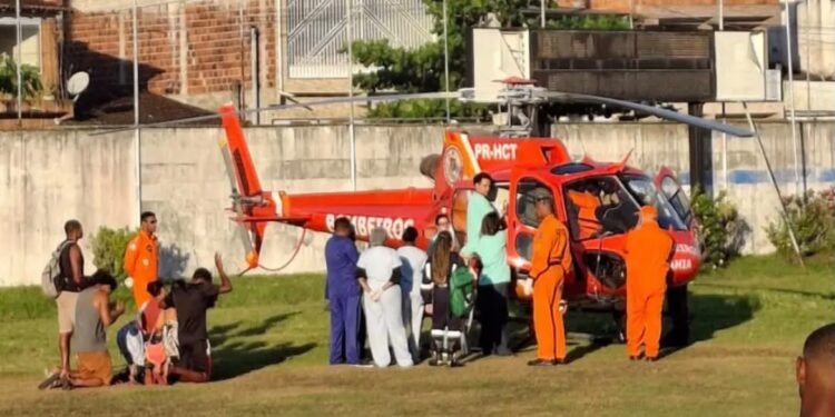 helicóptero do corpo de bombeiros transportando paciente