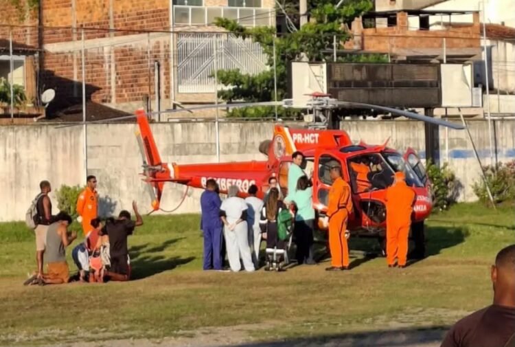 helicóptero do corpo de bombeiros transportando paciente