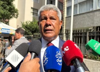 governador da Bahia e candidato a reeleiçã, Jerônimo Rodrigues, concedendo entrevista durante desfile do 7 de setembro em Salvador