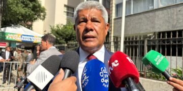 governador da Bahia e candidato a reeleiçã, Jerônimo Rodrigues, concedendo entrevista durante desfile do 7 de setembro em Salvador