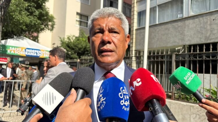 governador da Bahia e candidato a reeleiçã, Jerônimo Rodrigues, concedendo entrevista durante desfile do 7 de setembro em Salvador