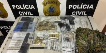 armas, munições apreendidas pela polícia após confronto com homens integrantes de organização criminosa em Eunápolis