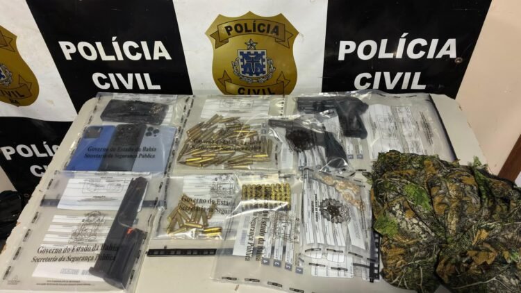armas, munições apreendidas pela polícia após confronto com homens integrantes de organização criminosa em Eunápolis