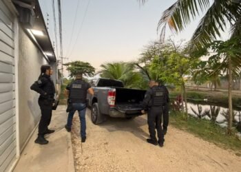 Policiais civis em operação contra o tráfico de drogas e armas