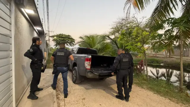 Policiais civis em operação contra o tráfico de drogas e armas