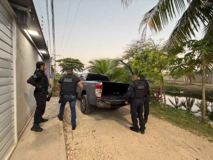 Policiais civis em operação contra o tráfico de drogas e armas