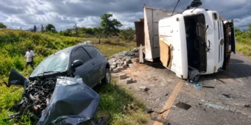 acidente entre carro e caçamba entre as cidades de Castro Alves e Sapeaçu