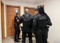 policiais civis durante operação sem lastro em salvador