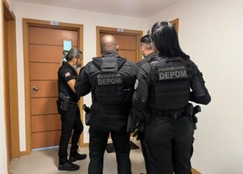 Operação Sem Lastro prende três suspeitos de fraudar R$ 17 milhões com títulos de crédito em Salvador 4 policiais civis durante operação sem lastro em salvador