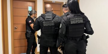 policiais civis durante operação sem lastro em salvador