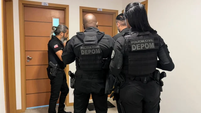 policiais civis durante operação sem lastro em salvador