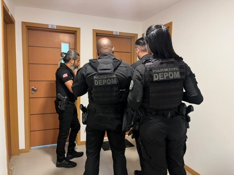 policiais civis durante operação sem lastro em salvador