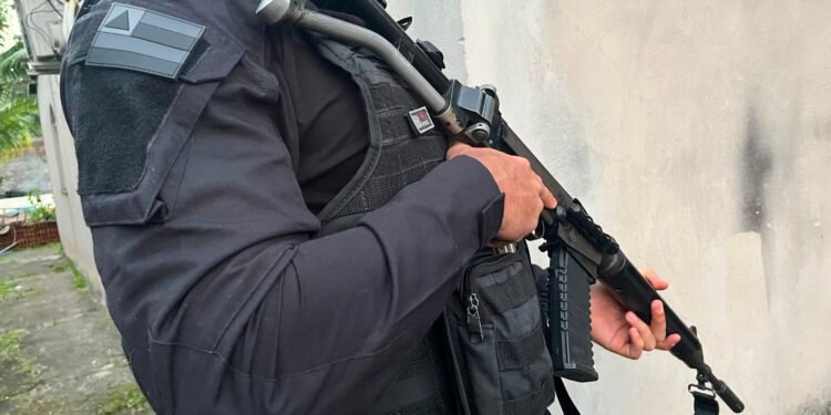 policial segurando arma enquanto trabalha