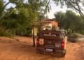 Adolescente é apreendido em Caculé na Operação Lívia II 3 carro da polícia civil estacionado em frente a uma casa de sítio no sudoeste da bahia