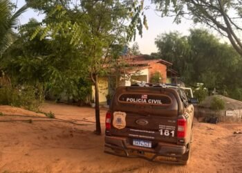 carro da polícia civil estacionado em frente a uma casa de sítio no sudoeste da bahia