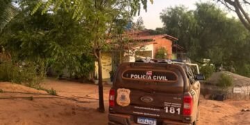 carro da polícia civil estacionado em frente a uma casa de sítio no sudoeste da bahia