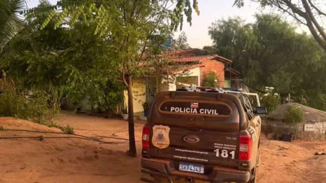 carro da polícia civil estacionado em frente a uma casa de sítio no sudoeste da bahia