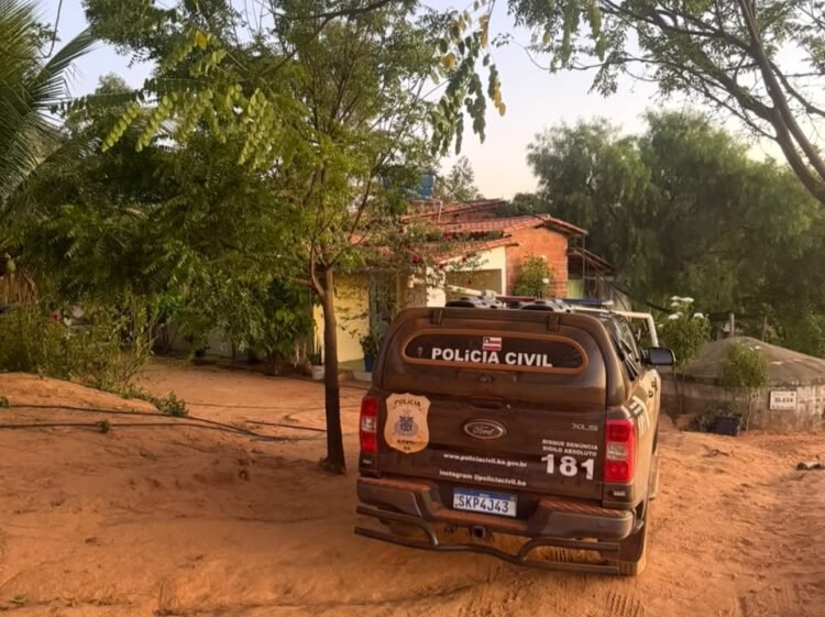 carro da polícia civil estacionado em frente a uma casa de sítio no sudoeste da bahia