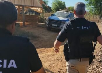 policiais durante diligências