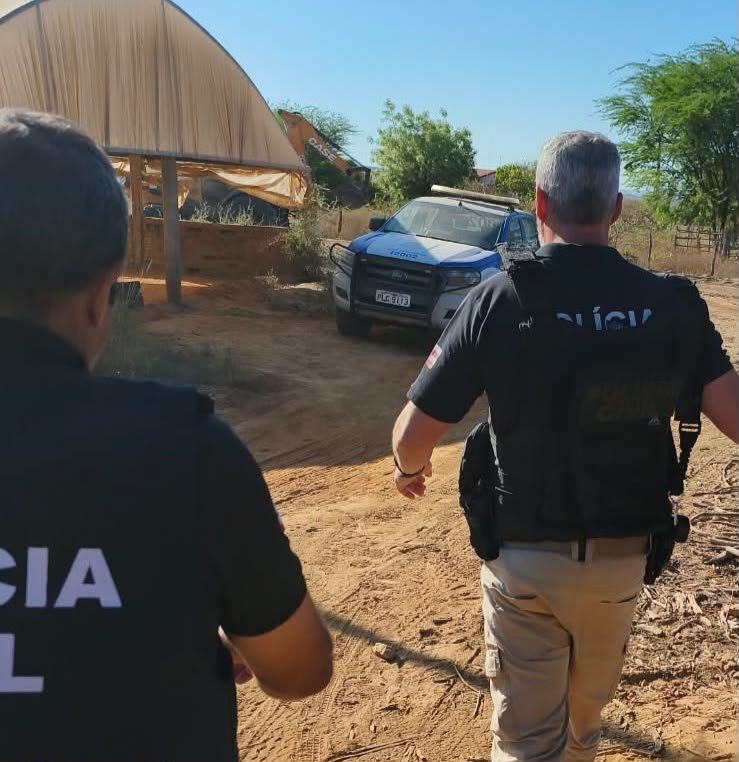 policiais durante diligências