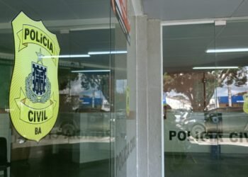 foto da entrada de uma delegacia de Polícia Civil na Bahia
