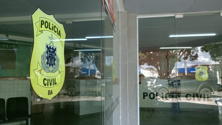 Justiça decreta preventiva de suspeitos de torturar jovem em Feira de Santana 1 foto da entrada de uma delegacia de Polícia Civil na Bahia