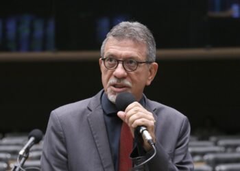 deputado federal Afonso Florence do PT - Bahia no plenário da Câmara federal