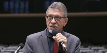deputado federal Afonso Florence do PT - Bahia no plenário da Câmara federal