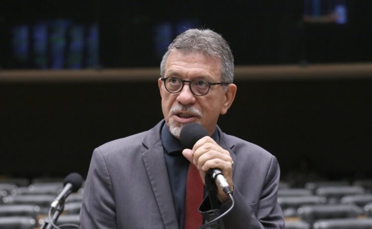 Deputado Afonso Florence cobra abertura de sigilos de ACM Neto em investigações 1 deputado federal Afonso Florence do PT - Bahia no plenário da Câmara federal