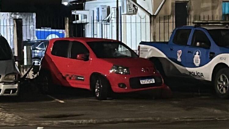 Motorista sem CNH é preso após acidente em Conceição do Jacuípe 1 Fiat Uno envolvido em acidente grave em Conceição do Jacuípe era dirigido por homem sem habilitação