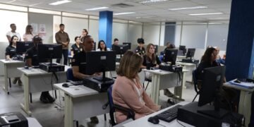 sala grande com agentes da Polícia Civil da Bahia trabalhando