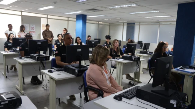 sala grande com agentes da Polícia Civil da Bahia trabalhando