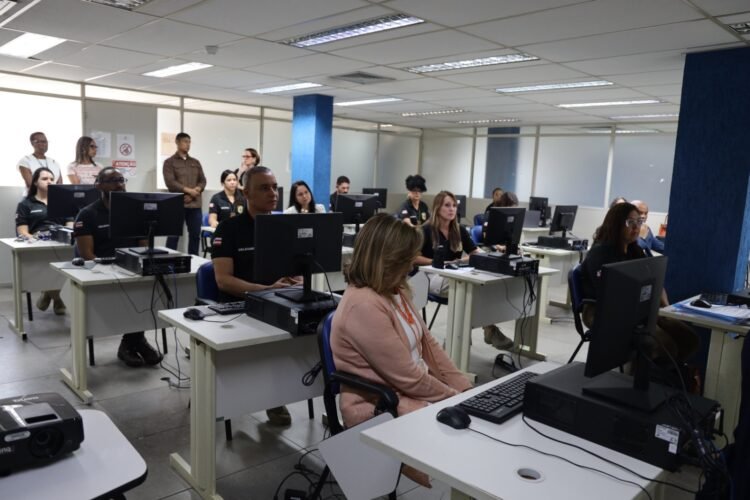 Polícia Civil encaminha mais de mil investigados por violência contra a mulher à Justiça na Bahia 1 sala grande com agentes da Polícia Civil da Bahia trabalhando
