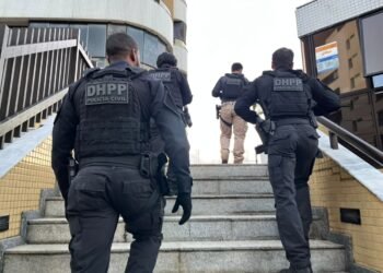 policiais civis na rua durante operação