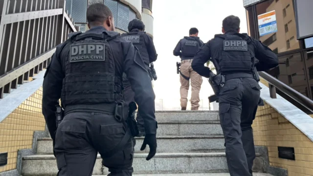 policiais civis na rua durante operação